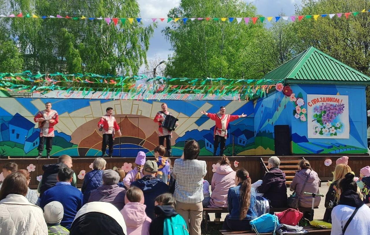 Праздничная программа «Разноцветный Первомай»