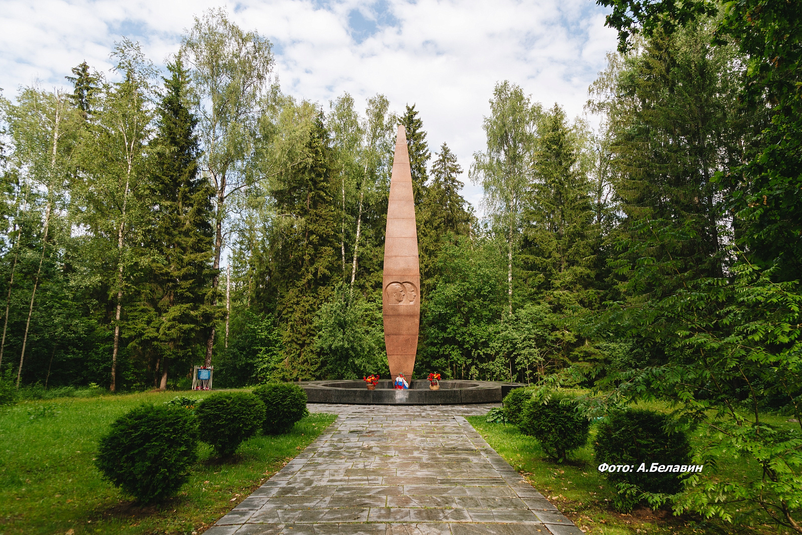 Мемориал на месте гибели Юрия Гагарина и Владимира Серёгина