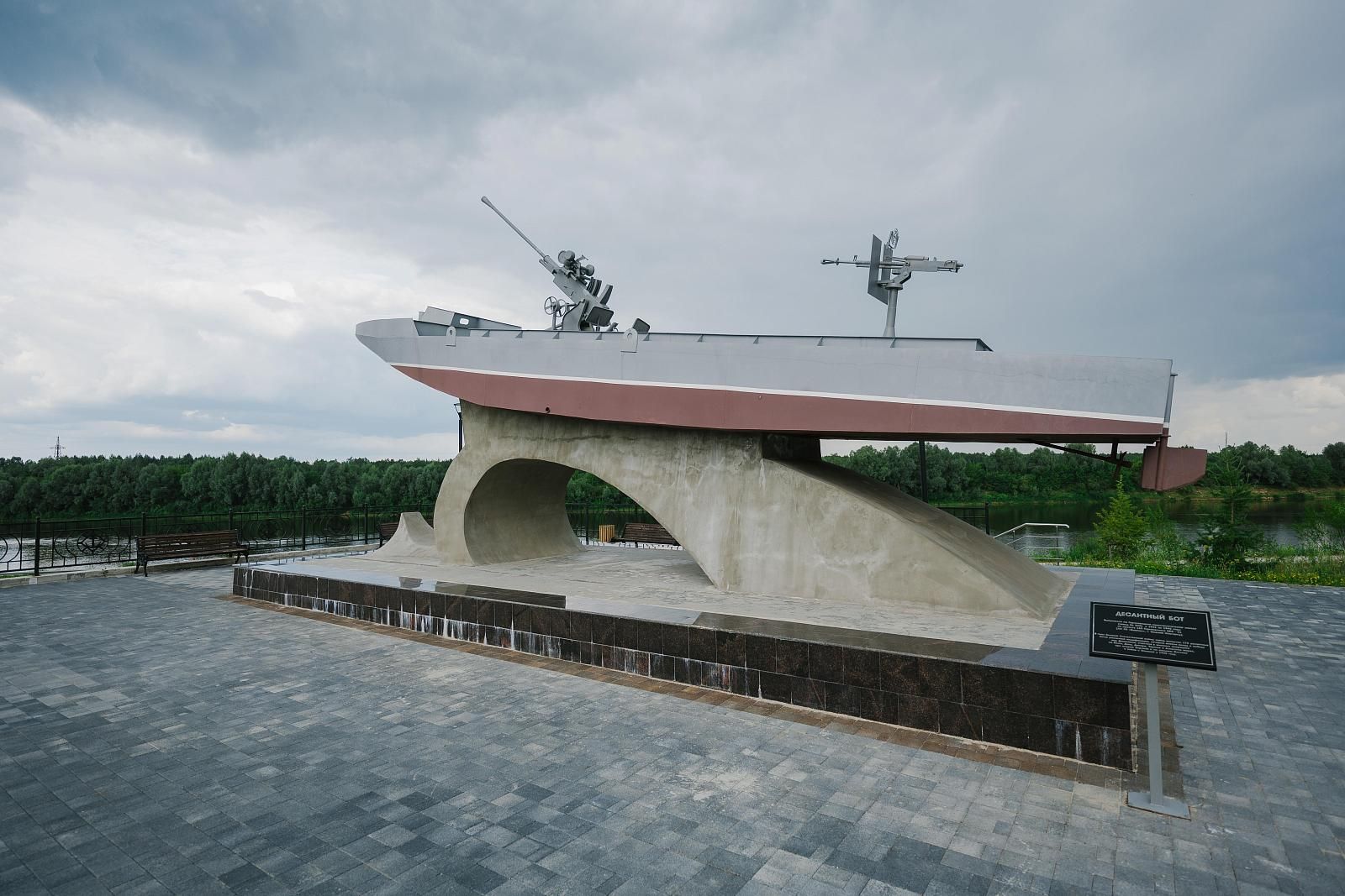 Десантный мотобот-0