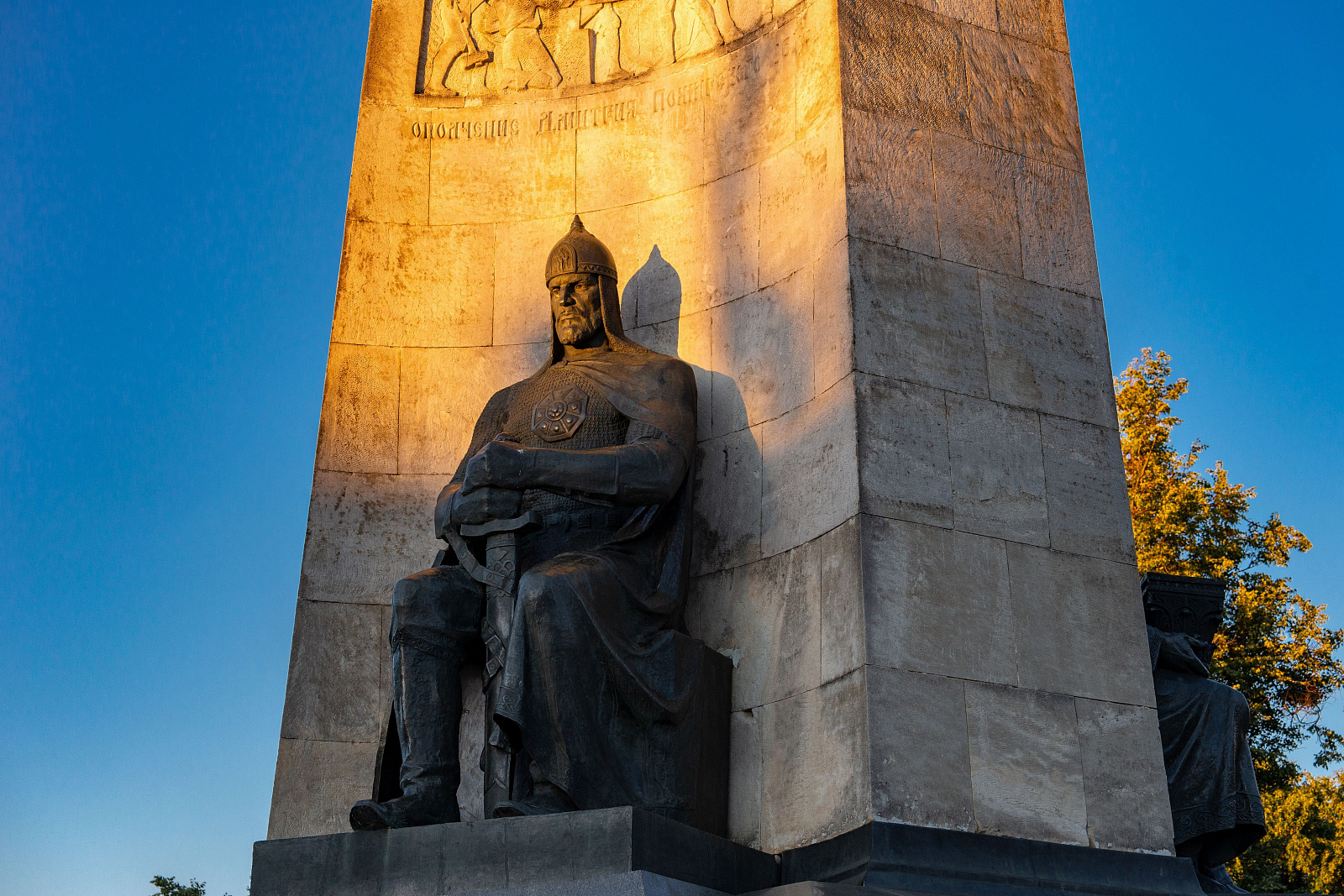 Монумент в честь 850-летия города Владимира-0