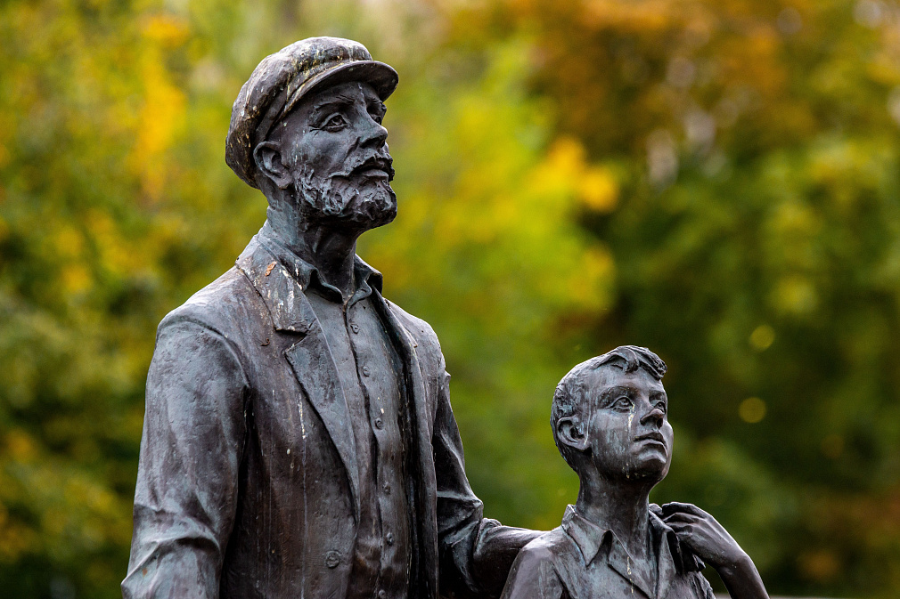 Памятник диктору Ю.Б. Левитану