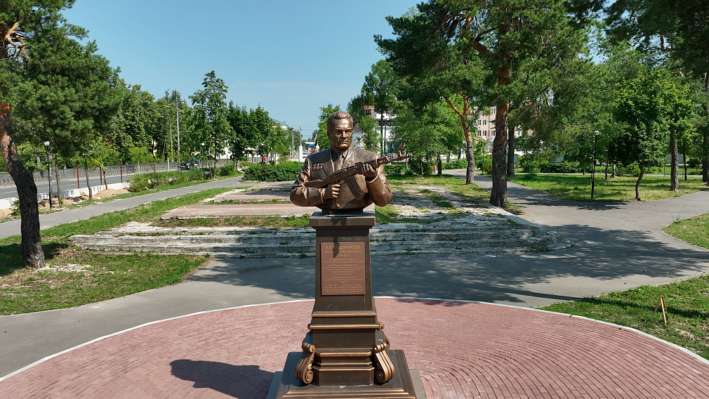 Памятник Михаилу Калашникову