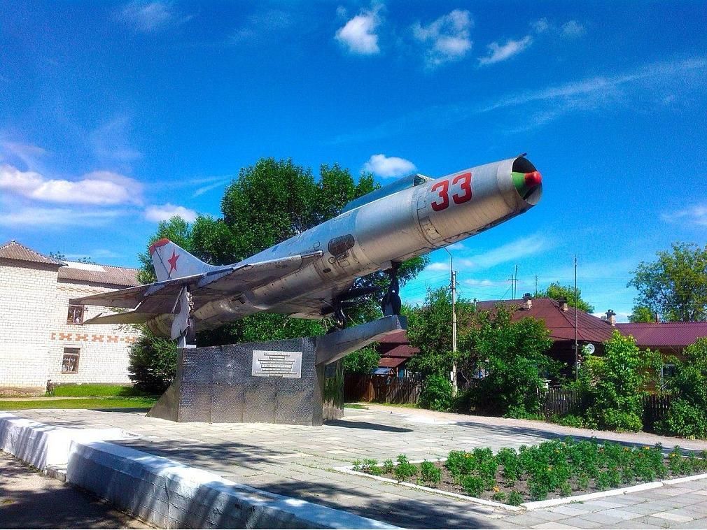 Самолет-памятник Су-9