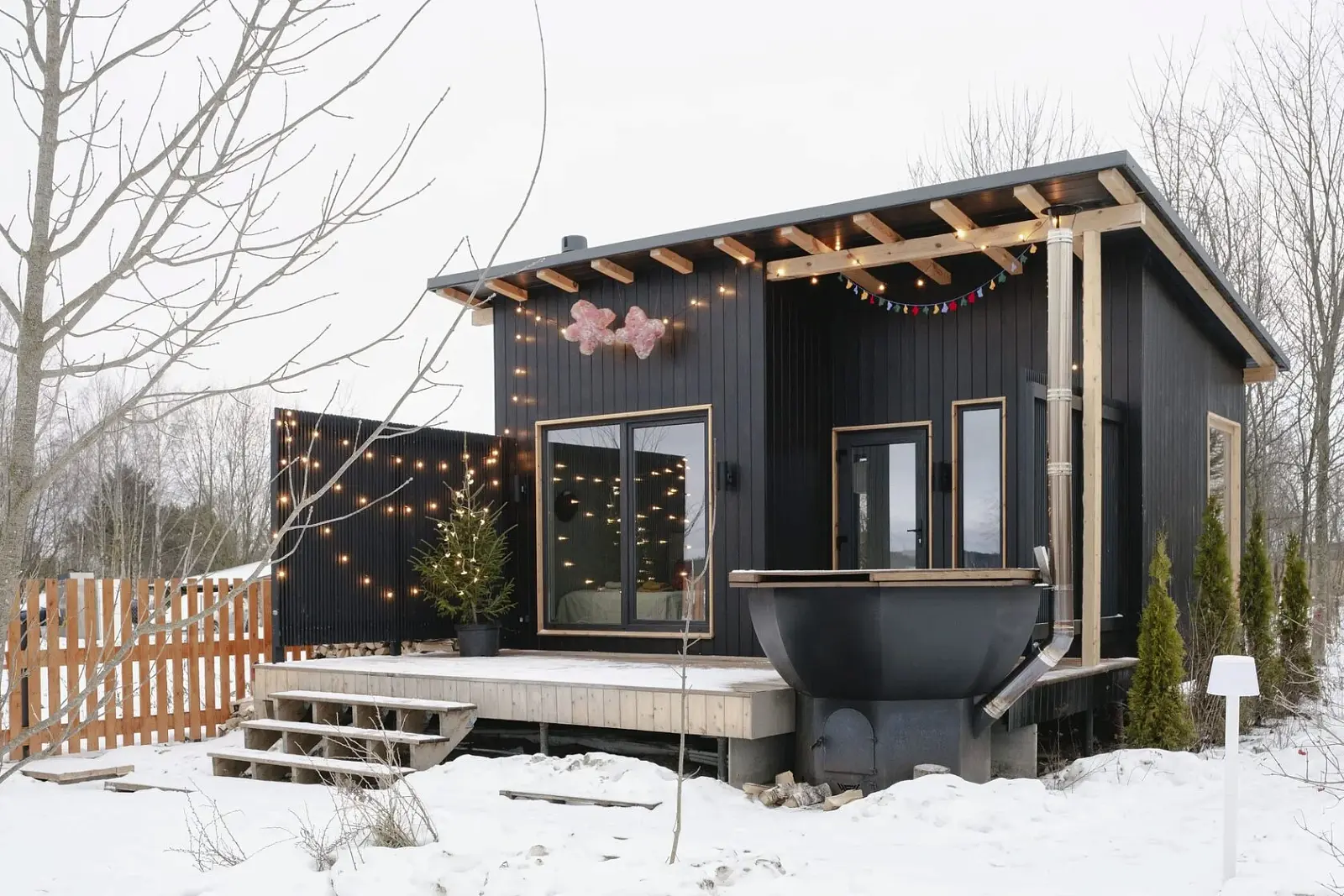 Дом падающих листьев. Гостевые дома Менчаково-1