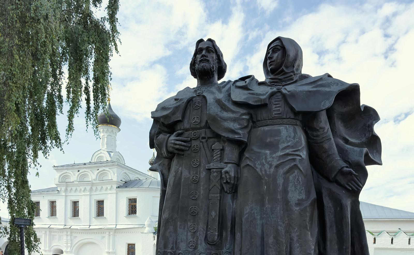 Памятник Петру и Февронии-1