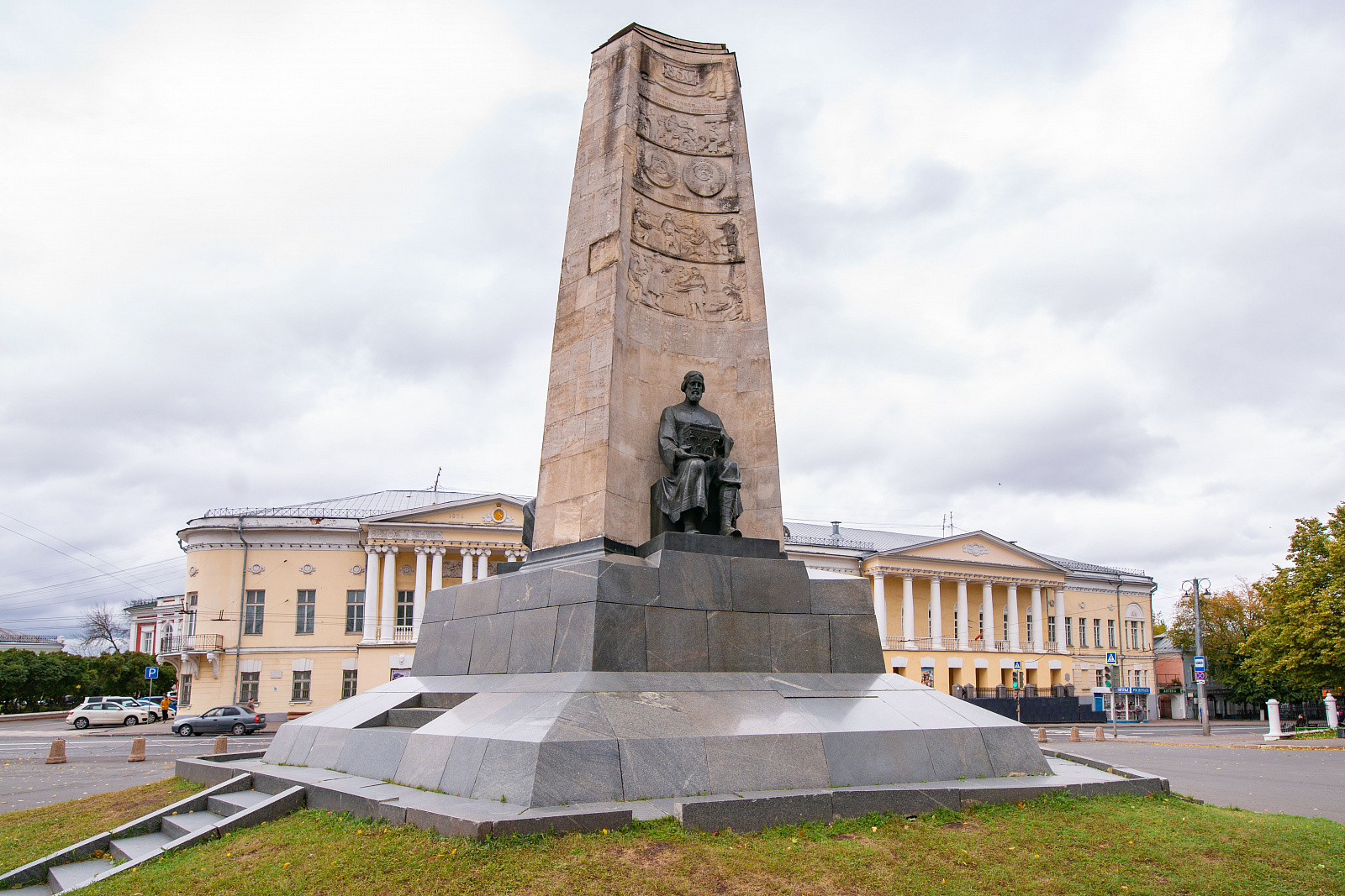 Монумент в честь 850-летия города Владимира-1