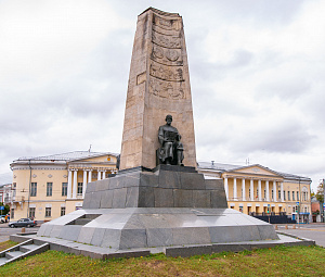 Монумент в честь 850-летия города Владимира-1