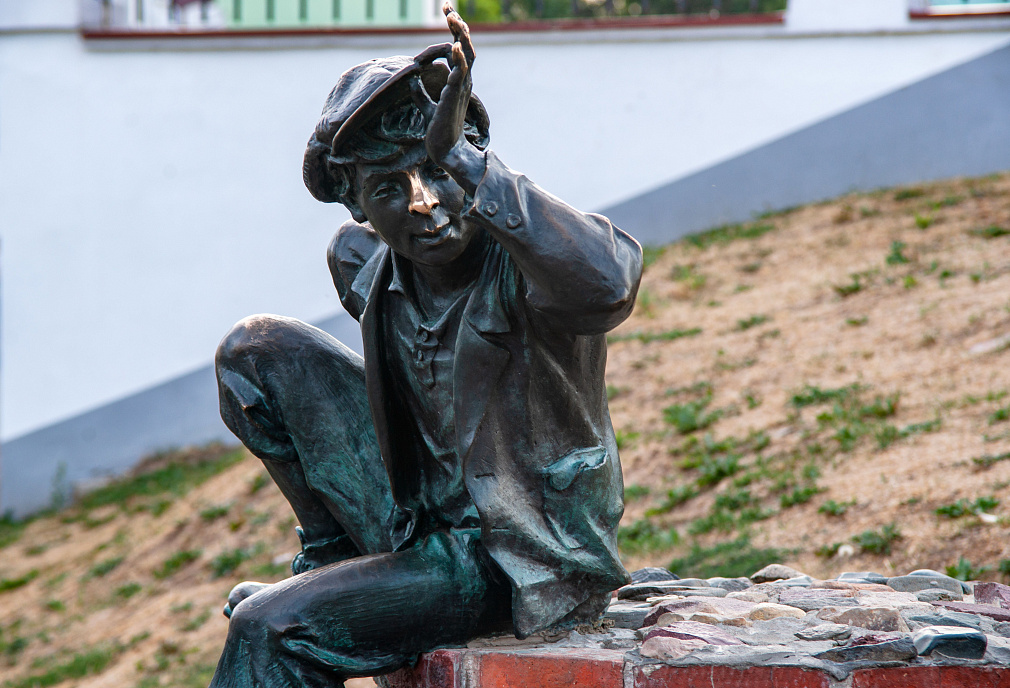 Памятник филёру и шалопаю