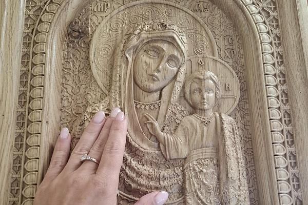 Тактильная икона Казанской Божией Матери