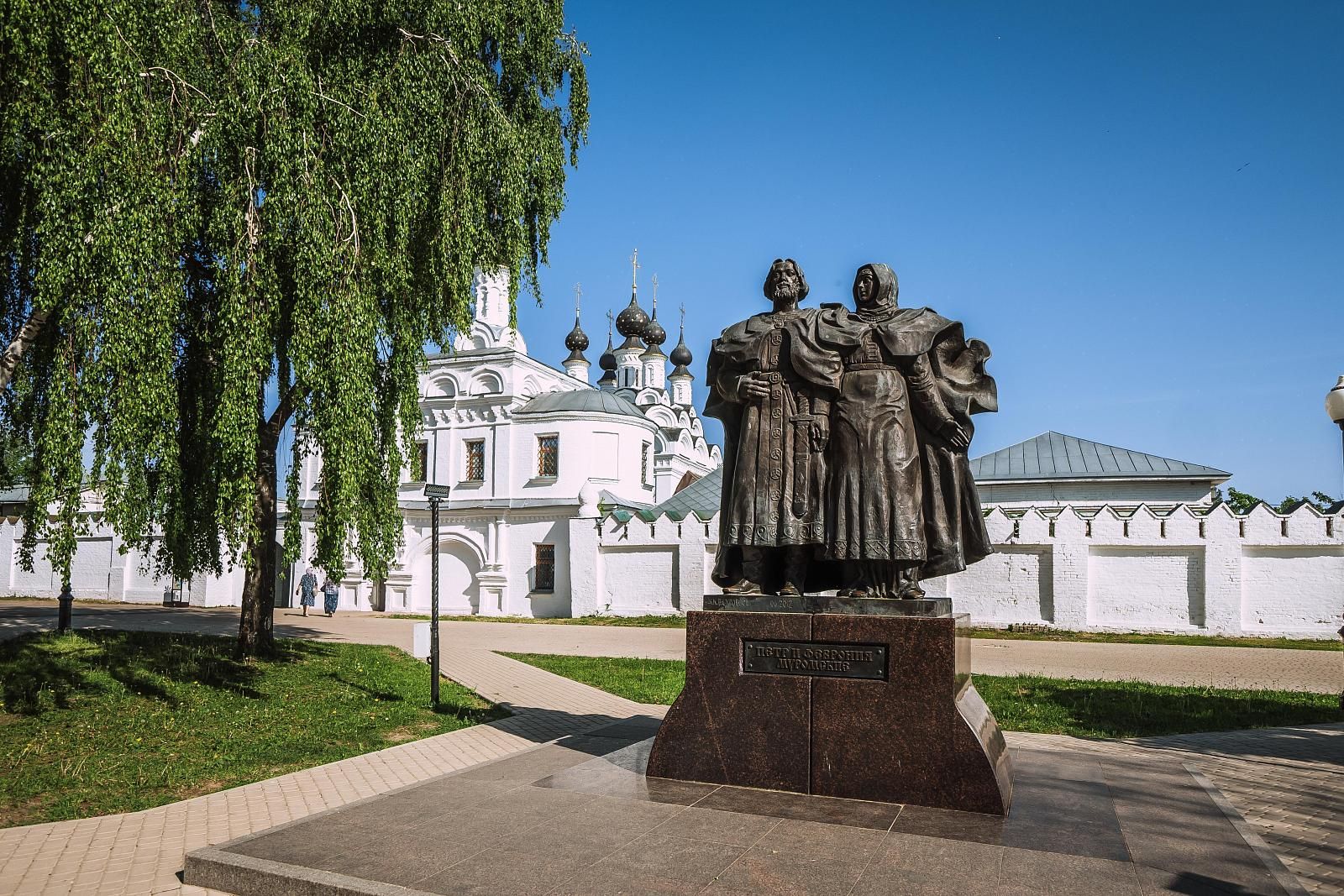Памятник Петру и Февронии-0