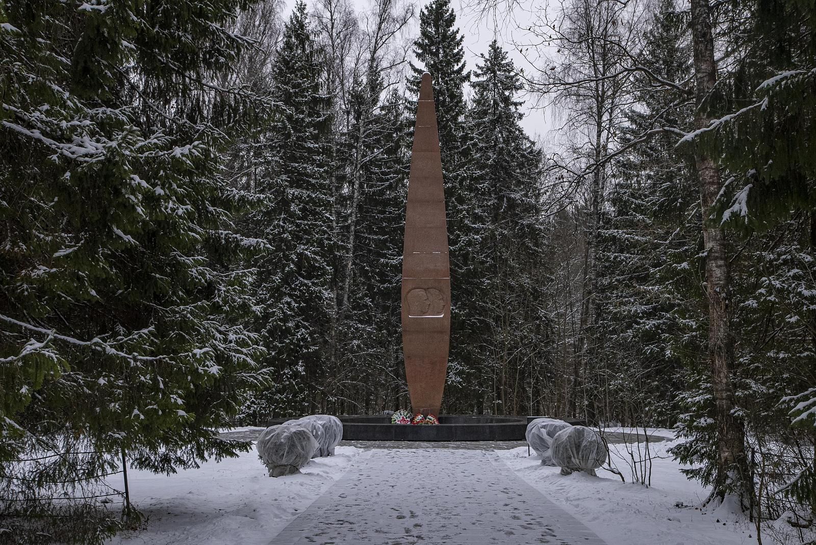 Мемориал на месте гибели Юрия Гагарина и Владимира Серёгина-2