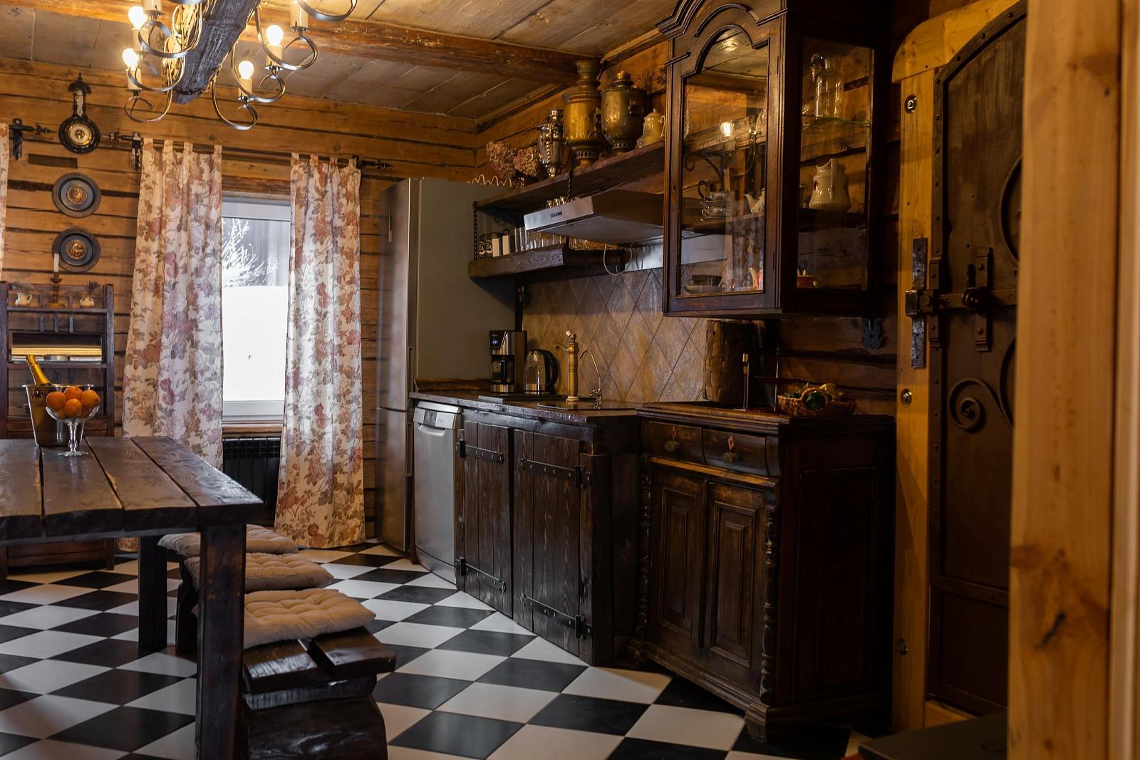 Дом с амбаром-0