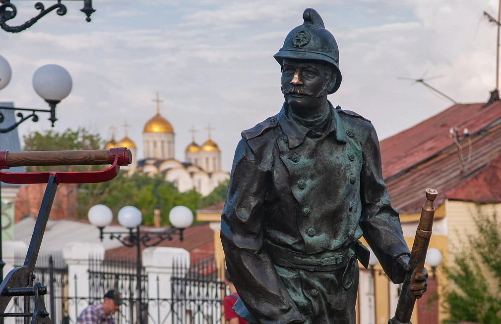 Памятник пожарному