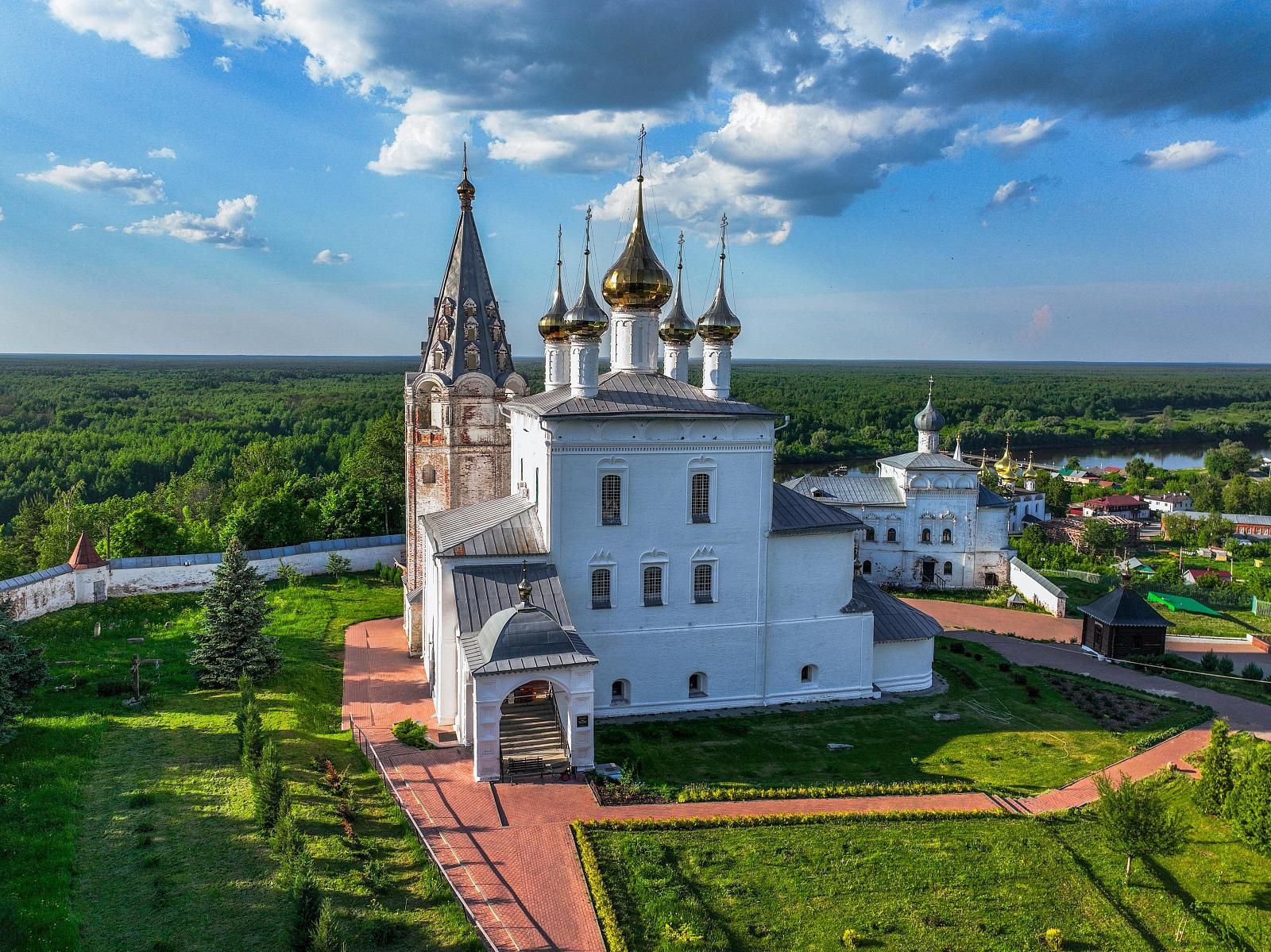 Смотровая площадка у Троице-Никольского монастыря-2
