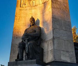Монумент в честь 850-летия города Владимира-0