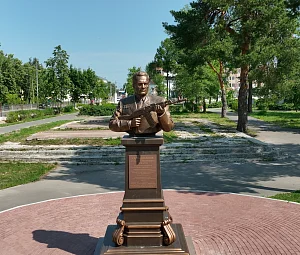 Памятник Михаилу Калашникову