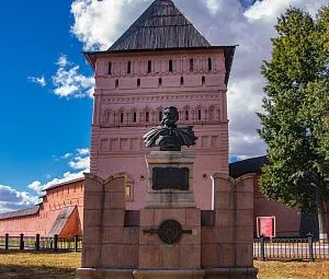 Памятник Дмитрию Пожарскому -1