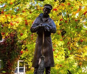 Памятник дворнику-1