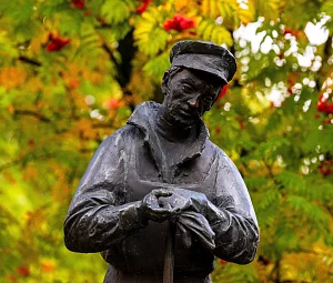 Памятник дворнику-0