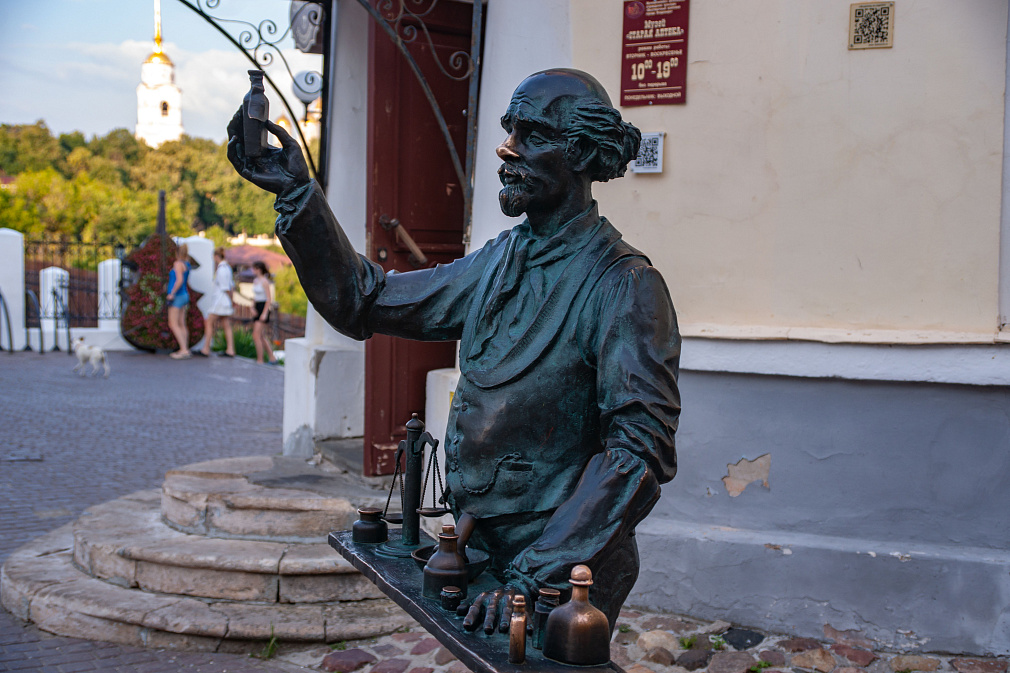 Памятник аптекарю